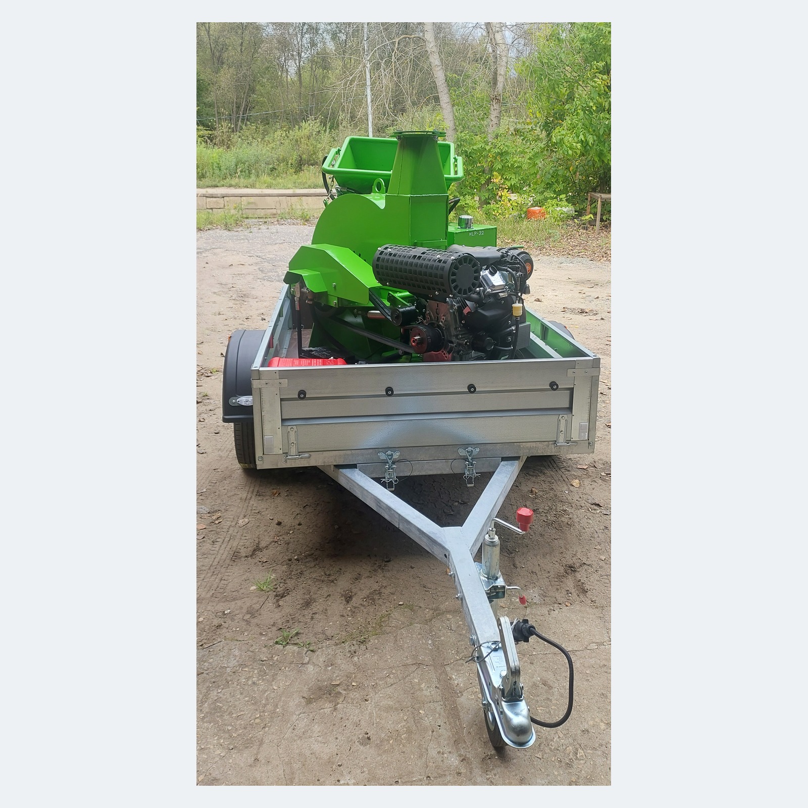 Рубительная машина БОБР РГ-200 Д на транспортной платформе